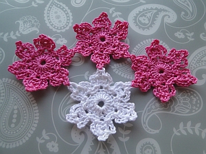 White center flower with 3 pink flowers joined White center flower with 3 pink flowers joined