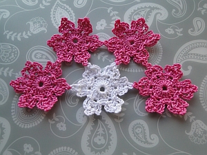 Four flowers around center flower Four flowers around center flower