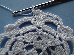 Working sc around the crown