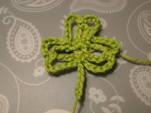 The end of the 7 ch is pulled tight